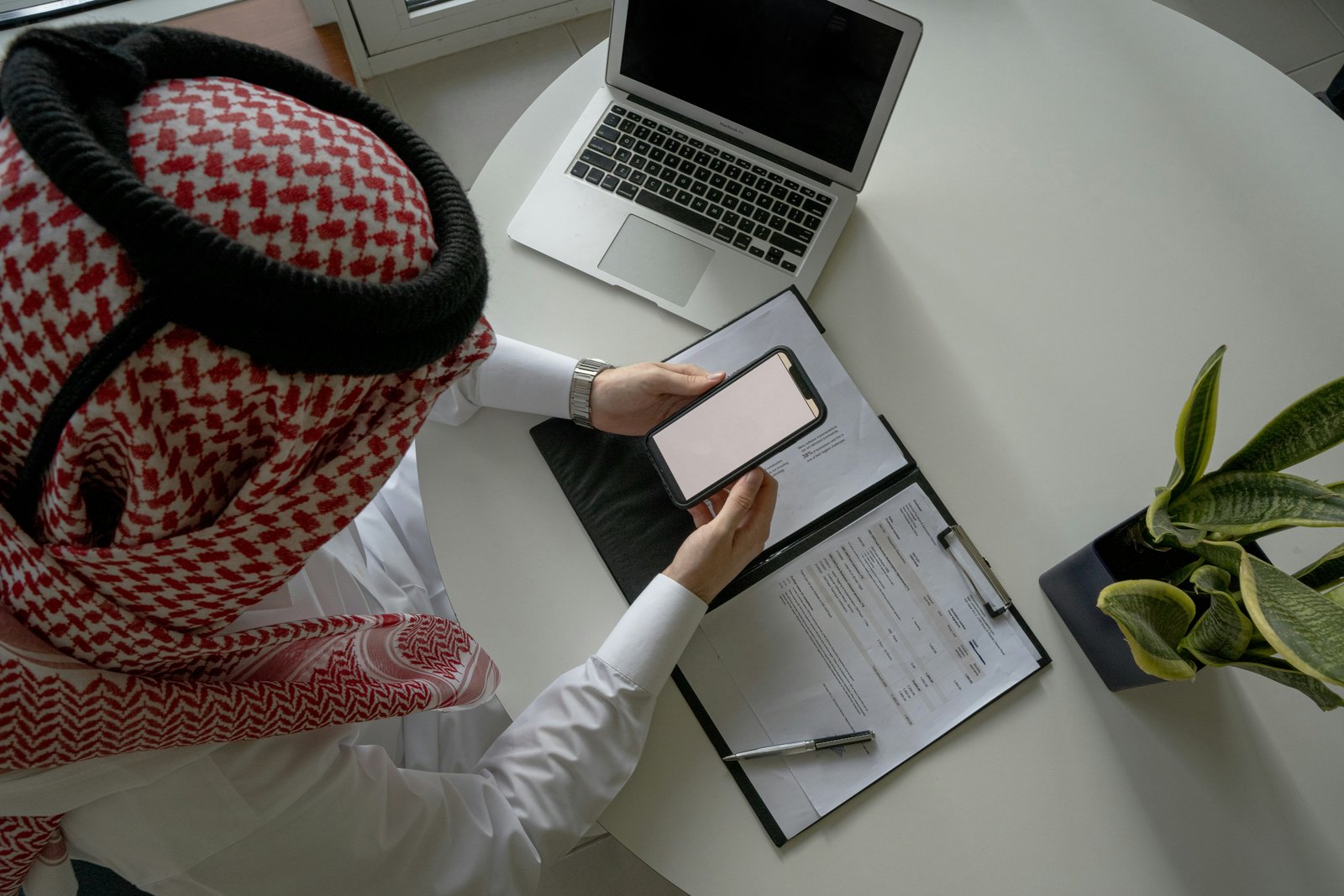 Saudi business team meeting